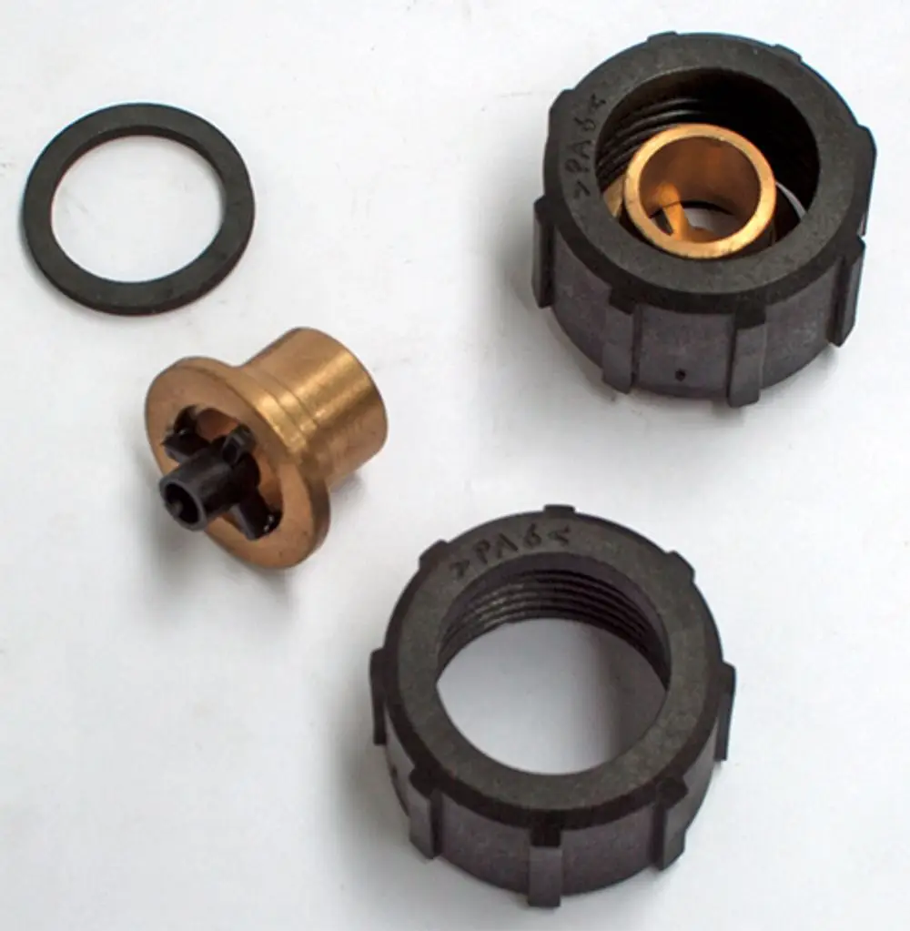 Daikin Anschlusskomponenten bestehend aus einem schwarzen Kunststoffteil, einem goldenem Metallteil und einem O-Ring. Teile für eine Verbindung oder Montage.